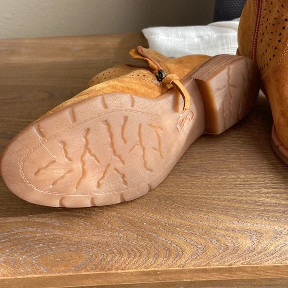 Sofft Manmade Leather Booties NWOT - Picture 6 of 8